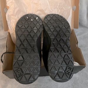 Size 13 Heathrow DC shoes.